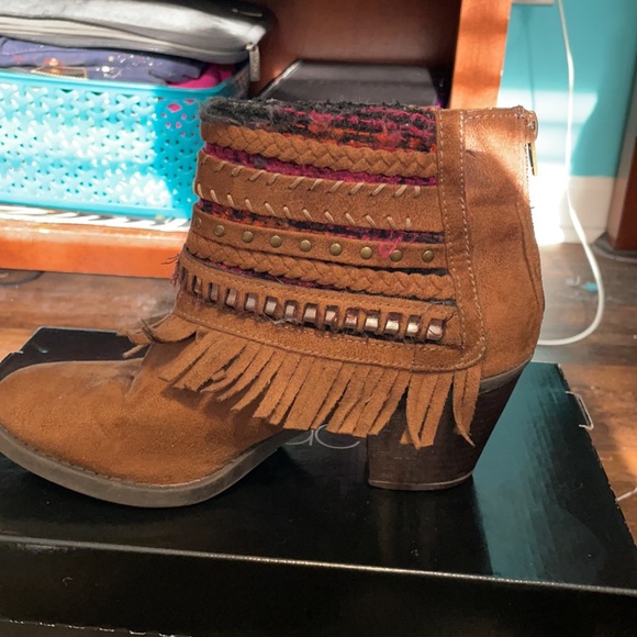 Mudd fringe ankle boots, size 7.5W - Picture 4 of 5